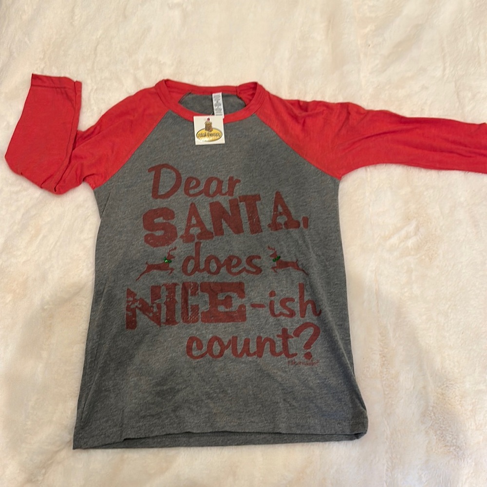 New with tags Women’s XS Christmas Holiday baseball raglan!